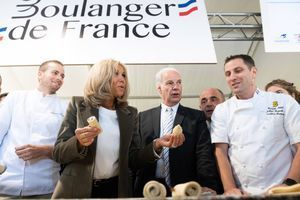 Brigitte Macron célèbre la baguette de tradition française