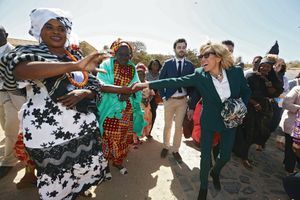 Brigitte Macron tend la main à l'Afrique