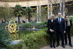 Brigitte Macron visite avec le mari de Kamala Harris l’exposition d’Othoniel 