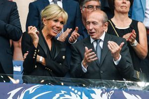 Brigitte Macron et Gérard Collomb, ici en mai 2017 lors de la finale de la Coupe de France de football. 