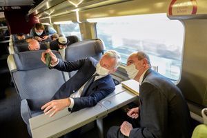 Séance selfie avec Bruno Le Maire dans le train qui le mène à Reims, le 28 novembre 2020.
