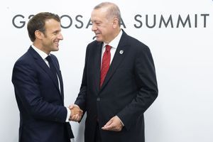 Recep Tayyip Erdogan et Emmanuel Macron lors d'une réunion bilatérale en marge du sommet du G20 à Osaka, Japon, le 28 juin 2019