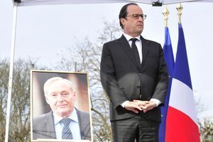 François Hollande devant le portrait de Claude Dilain, lors de l’hommage samedi à l’ancien maire de Clichy-sous-Bois.
