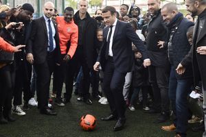Emmanuel Macron taquine le cuir à Sarcelles en avril 2017.