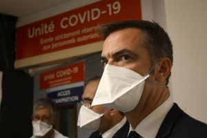 Olivier Véran à l'hôpital de La Timone à Marseille, vendredi. 