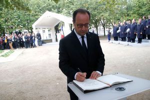 Lundi, François Hollande prend part à l'hommage national aux victimes du terrorisme, aux Invalides, à Paris.