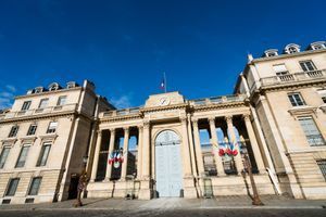 "L'Assemblée nationale en deuil", a réagi François de Rugy après le décès d'une collaboratrice, fauchée à vélo par un véhicule juste devant le Palais Bourbon.