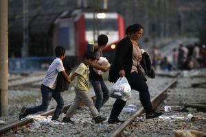 Des migrants syriens à la frontière entre la Grèce et la Macédoine.