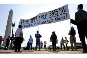  Des manifestants s'étaient réunis, en avril, pour remercier le président lors d'une contre-manifestation, alors qu'un groupe anti-impôts s'était rassemblé un peu plus loin pour protester contre la politique d'Obama, voulant mettre fin aux avantages fiscaux visant les plus riches et datant de l'ère Bush. 
