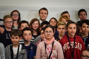 Devant les enfants, Emmanuel Macron évoque deux phases pour les gilets jaunes