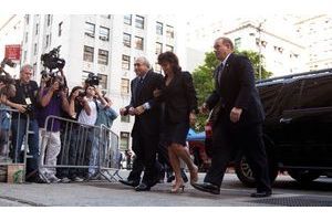  Lundi 6 juin, à 8 h 40, Anne Sinclair et Dominique Strauss-Kahn devant le tribunal criminel de Manhattan, encadrés par deux gardes du corps.