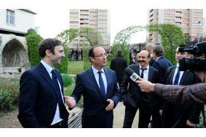  Le 13 avril 2012, à Chelles. Devant les caméras de la télévision brésilienne, François Hollande annonce au candidat Eduardo Rihan-Cypel qu'il sera le président du groupe d'amitié France-Brésil à l'Assemblée nationale.
