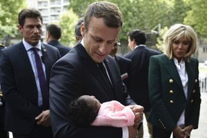 Emmanuel et Brigitte Macron auprès des enfants malades