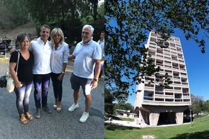 Emmanuel et Brigitte Macron posent avec Nathalie et Charles-Roger, habitants de la Cité radieuse, vendredi. A droite, une photographie du bâtiment construit par Le Corbusier, prise à l'occasion du 50ème anniversaire de sa mort en 2015.