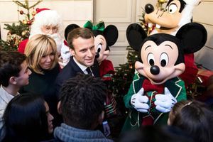 Emmanuel et Brigitte Macron fêtent Noël avec plus de 500 enfants, Minnie et Mickey