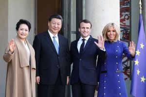 Brigitte Macron aux couleurs européennes pour le "au revoir" au couple présidentiel chinois