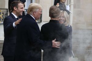 Emmanuel et Brigitte Macron quittent Donald et Melania Trump dans la fumée de la Cadillac