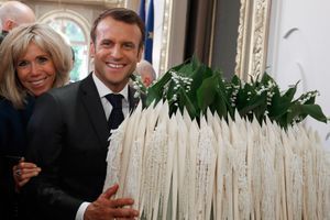Emmanuel et Brigitte Macron reçoivent les métiers de bouche dans un Elysée barricadé