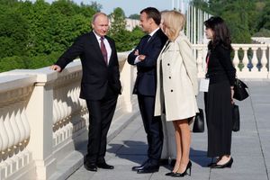 Emmanuel et Brigitte Macron rencontrent Vladimir Poutine à Saint-Pétersbourg