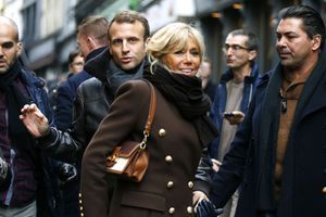 Emmanuel et Brigitte Macron, souriants pour un bain de foule à Honfleur