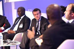 Le 3 juin 2016, Emmanuel Macron en pleine discussion avec Tony Smith, le "Steve Jobs africain" lors d'une rencontre avec les lauréats du "Choiseul 100 Africa" au siège de Business France à Paris. 