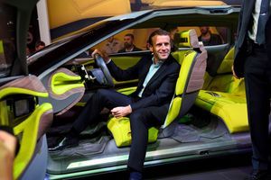 Emmanuel Macron en marche et en voiture