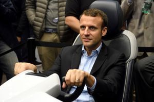 Emmanuel Macron en visite au Salon de l'Auto à Paris, le 15 octobre 2016.