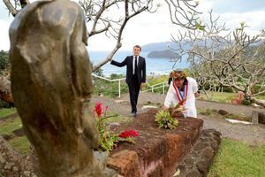 Devant la tombe de Paul Gauguin, en compagnie de Joëlle Frebault, la maire de Hiva-Oa, une des îles des Marquises, le 25 juillet.