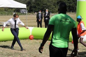 Emmanuel Macron jouant au foot sur un camp d'été à Chambord en juillet 2020. 