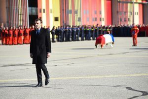 Emmanuel Macron lors de la cérémonie organisée sur le tarmac de la base d'hélicoptères de la sécurité civile de Nîmes-Garons (Gard).