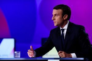 Emmanuel Macron sur le plateau de l'émission "15 minutes pour convaincre", diffusée sur France 2 et France Inter