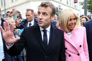 En visite à Biarritz pour le G7, Emmanuel Macron retrouve son épouse Brigitte
