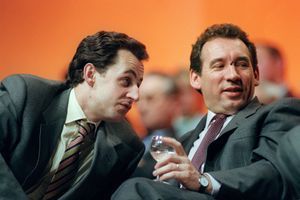 Nicolas Sarkozy et François Bayrou en mars 1995 à Perrigueux, lors d'un meeting de soutien à Edouard Balladur. A l'époque, les deux hommes s'étaient rangés derrière le Premier ministre.