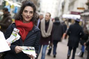 En 2014, Pauline Delpech distribue des tracts pour Europe Ecologie Les Verts.
