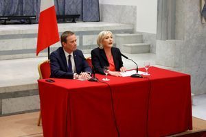 Nicolas Dupont-Aignan et Marine Le Pen en conférence de presse le 29 avril 2017. 