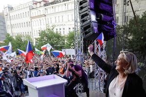 Marine Le Pen, à Prague, en République tchèque, le 25 avril. Une prochaine étape de sa tournée européenne la mènera en Italie le 18 mai.