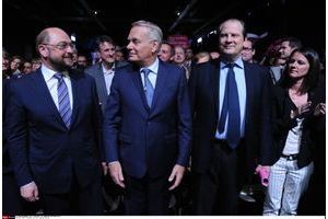 Le candidat à la présidence de la Commission, Martin Schulz, avec Jean-Marc Ayrault, Jean-Christophe Cambadélis et la maire de Nantes Johanna Rolland, le 12 mai.