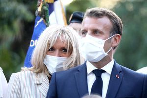 Brigitte et Emmanuel Macron, à Bormes-les-Mimosas. 