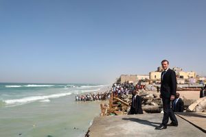 Emmanuel Macron à Saint-Louis du Sénégal, samedi.