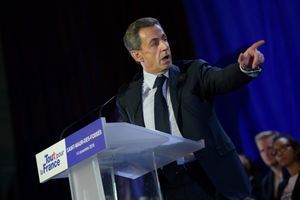 Nicolas Sarkozy en meeting à Saint-Maur-des-Fossés, au sud-est de Paris, lundi.