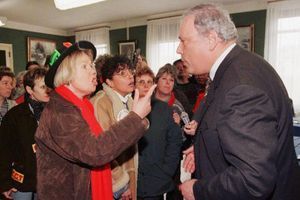 François Doubin, face à des employés de Moulinex à Argentan en 1997.