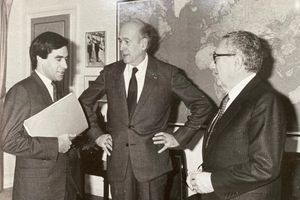 Ici, François Fillon, président de la commisssion de la Défense et Valéry Giscard d'Estaing, à la tête de celle des affaires étrangères, reçoivent Henry Kissinger. 
