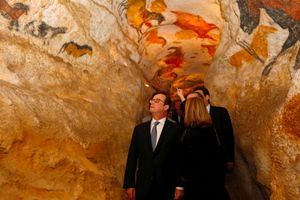 François Hollande inaugure les nouvelles grottes de Lascaux