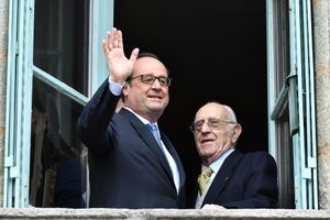 François Hollande en visite à Tulle (Corrèze), le 7 mai 2017, aux côtés de Jean Viacroze, un survivant du massacre de 1944.