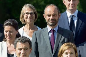 Françoise Nyssen et Edouard Philippe posent avec d'autres ministres et Emmanuel Macron, le 22 juin 2017.