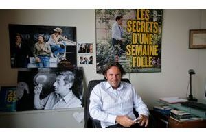  Dans son bureau à l’UMP le 30 juillet, entre photos de « Serge » et unes de « Nicolas ».