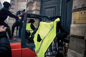 Le 5 janvier, 16h11. Un groupe a volé un chariot sur un chantier, rue de Bellechasse, et force la porte cochère du ministère des Relations avec le Parlement au 101, rue de Grenelle.