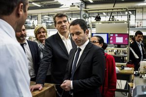Benoît Hamon et Arnaud Montebourg vendredi à l'entreprise BSE Électronic du Creusot en Saône-et-Loire. 