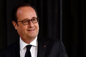 François Hollande dimanche dans son bureau de vote de Tulle.