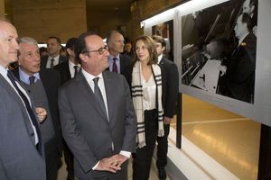 François Hollande à l'exposition pour le centenaire de la naissance du président, au Carrousel du Louvre, à Paris, mercredi. 